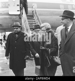 Ankunfts-Gouverneur De Vries und Ehefrau von Suriname Schiphol Datum: 4. april 1966 Ort: Noord-Holland, Schiphol Schlüsselwörter: Frau, Ankunft Stockfoto