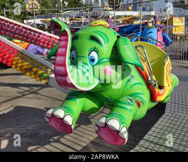 Kaohsiung, TAIWAN - 11. JANUAR 2020: Eine kinderfreundliche Karussellfahrt mit Tierwagen in einem örtlichen Vergnügungspark Stockfoto