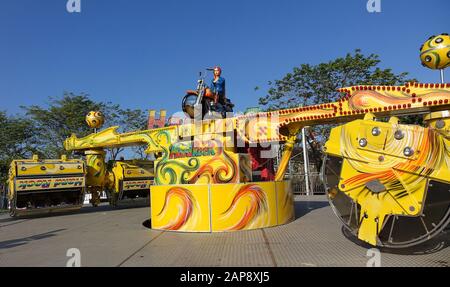 Kaohsiung, TAIWAN - 11. JANUAR 2020: Der Hard Rock Vergnügungspark Thrill Ride auf einer örtlichen Vergnügungsmesse Stockfoto