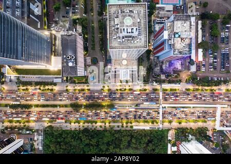 Draufsicht über einen Stau im Herzen des Stadtviertels von Jakarta in der indonesischen Hauptstadt Stockfoto