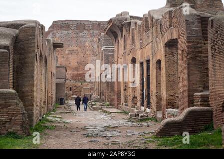 Rom. Italien. Ostia Antica. Via di Diana, mit dem Haus der Diana (Caseggiato di Diana, in der Mitte der Straße auf der rechten Seite). Regio I - Insula III - C Stockfoto