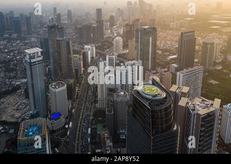 Atemberaubender Sonnenuntergang über dem Geschäftsviertel von Jakarta in der Hauptstadt Indonesiens in Südost-Asien Stockfoto