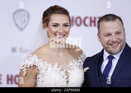 Berlin, Deutschland. Januar 2020. Berlin: Das Foto zeigt die Neuvermählten Nadine Thomas und Mario Koras auf dem roten Teppich bei der Weltpremiere von "Die Hochzeit" im Zoopalast. (Foto von Simone Kuhlmey/Pacific Press) Credit: Pacific Press Agency/Alamy Live News Stockfoto