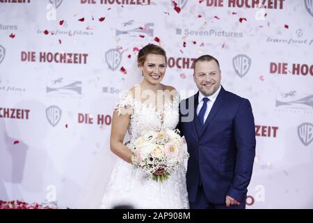 Berlin, Deutschland. Januar 2020. Berlin: Das Foto zeigt die Neuvermählten Nadine Thomas und Mario Koras auf dem roten Teppich bei der Weltpremiere von "Die Hochzeit" im Zoopalast. (Foto von Simone Kuhlmey/Pacific Press) Credit: Pacific Press Agency/Alamy Live News Stockfoto