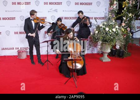 Berlin, Deutschland. Januar 2020. Berlin: Das Foto zeigt Musiker bei der Weltpremiere von "Die Hochzeit" im Zoopalast. (Foto von Simone Kuhlmey/Pacific Press) Credit: Pacific Press Agency/Alamy Live News Stockfoto