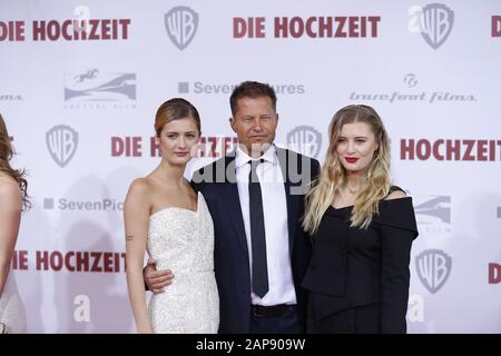 Berlin, Deutschland. Januar 2020. Berlin:Das Foto zeigt die Regisseur und Schauspieler Til Schweiger und Luna Schweiger und Lilli Schweiger auf dem roten Teppich vor dem Zoopalast. (Foto von Simone Kuhlmey/Pacific Press) Credit: Pacific Press Agency/Alamy Live News Stockfoto