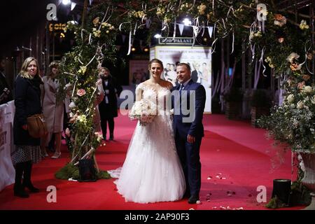 Berlin, Deutschland. Januar 2020. Berlin: Das Foto zeigt die Neuvermählten Nadine Thomas und Mario Koras auf dem roten Teppich bei der Weltpremiere von "Die Hochzeit" im Zoopalast. (Foto von Simone Kuhlmey/Pacific Press) Credit: Pacific Press Agency/Alamy Live News Stockfoto