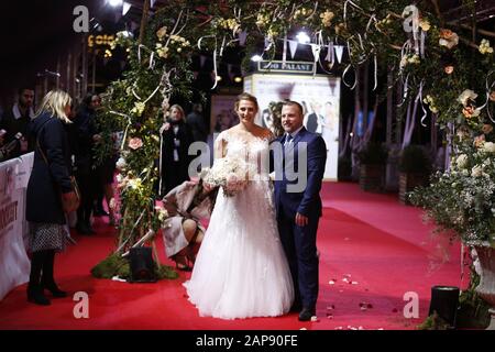Berlin, Deutschland. Januar 2020. Berlin: Das Foto zeigt die Neuvermählten Nadine Thomas und Mario Koras auf dem roten Teppich bei der Weltpremiere von "Die Hochzeit" im Zoopalast. (Foto von Simone Kuhlmey/Pacific Press) Credit: Pacific Press Agency/Alamy Live News Stockfoto