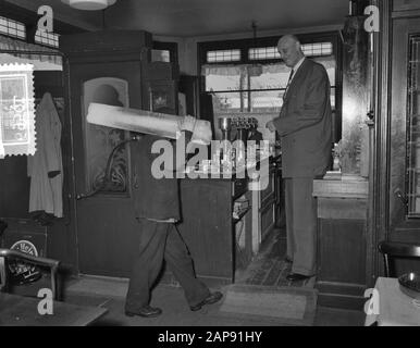 Albert J. Kramer, der größte Mann der Welt (2,42 m) in seinem Café an der Ecke Sloterkade und Theophile de Bockstraat in Amsterdam Datum: 20. Januar 1955 Ort: Amsterdam, Noord-Holland Schlüsselwörter: Cafés, Catering, Höhe, Männer Personenname: Kramer, A.J.J. Stockfoto