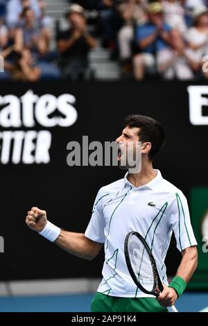 Melbourne, Australien. Januar 2020. Novak Djokovic aus Serbien feiert während des zweiten Vorrundenspiels im Herreneinzel gegen Ito Tatsuma aus Japan beim Tennisturnier der Australian Open 2020 in Melbourne, Australien, 22. Januar 2020. Credit: Zhu Wei/Xinhua/Alamy Live News Stockfoto