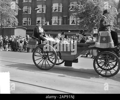 Besuchen Sie Prinzessin Beatrix nach Amsterdam. Besuch der Jugend auf dem Sintelbaan. Tour durch die Stadt Anmerkung: In der Kutsche waren auch: H.J. Viersen (Rektor Issa), ab-ACT Korthals Altes und mej. R. Kramer (praeses AVS) Datum: 30. Juni 1956 Ort: Amsterdam, Noord-Holland Schlüsselwörter: Jugend, Besuche persönlicher Name: Beatrix (Prinzessin Niederlande) Stockfoto