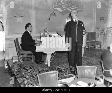 Generalversammlung NWU. Mission Cycling. Jkhr. Van de Bergh van Heemstede singt mit Pianist Datum: 31. Januar 1953 Personenname: Jkhr. Van de Bergh van Heemstede Stockfoto