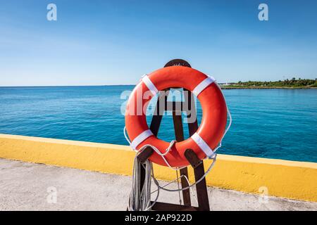 Rettungsboje des Kreuzfahrtschiffs auf dem Pier in Costa Maya, Mexiko. Stockfoto