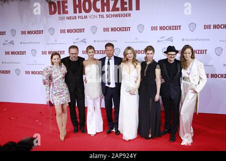 21.01.2020, Berlin, Deutschland, (links) Katharina Schuettler, Samuel Finzi, Luna Schweiger, Til Schweiger, Stefanie Stappenbeck, Brigitte Zeh, Milan Peschel und Jeanette Hain nehmen am 21. Januar 2020 in Berlin an der Weltpremiere "IE HOCHZEIT" im Zoo Palast teilzunehmen. Ein Til Schweiger Film 'DIE HOCHZEIT' ist eine romantische Komödie. Stockfoto