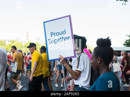 Juni 2019, Paris, Frankreich. Wunderschöner Schuss auf den "Gay-Pride-Parade-Tag". "Stolz zusammen ist das Zeichen, dass ein Junge in seinen Händen durch die Krähe hält Stockfoto