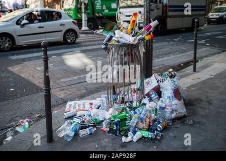 Juni 2019, Paris, Frankreich. Tag Der Parade Der Homosexuellen Stolz. In den Straßen ist Müll überströmt. Ekelhafte Kulisse einer Mülltonne aus Metall. Stockfoto