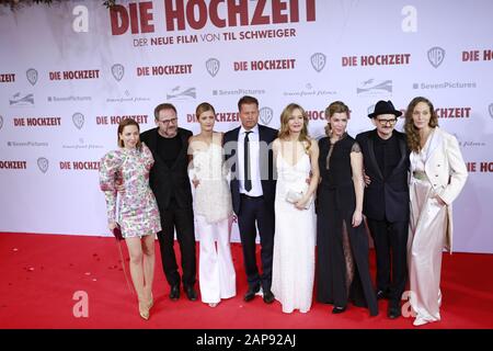 21.01.2020, Berlin, Deutschland, (links) Katharina Schuettler, Samuel Finzi, Luna Schweiger, Til Schweiger, Stefanie Stappenbeck, Brigitte Zeh, Milan Peschel und Jeanette Hain nehmen am 21. Januar 2020 in Berlin an der Weltpremiere "IE HOCHZEIT" im Zoo Palast teilzunehmen. Ein Til Schweiger Film 'DIE HOCHZEIT' ist eine romantische Komödie. Stockfoto