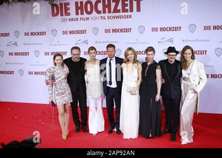 21.01.2020, Berlin, Deutschland, (links) Katharina Schuettler, Samuel Finzi, Luna Schweiger, Til Schweiger, Stefanie Stappenbeck, Brigitte Zeh, Milan Peschel und Jeanette Hain nehmen am 21. Januar 2020 in Berlin an der Weltpremiere "IE HOCHZEIT" im Zoo Palast teilzunehmen. Ein Til Schweiger Film 'DIE HOCHZEIT' ist eine romantische Komödie. Stockfoto