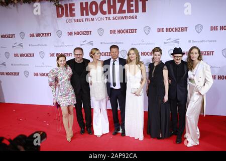 21.01.2020, Berlin, Deutschland, (links) Katharina Schuettler, Samuel Finzi, Luna Schweiger, Til Schweiger, Stefanie Stappenbeck, Brigitte Zeh, Milan Peschel und Jeanette Hain nehmen am 21. Januar 2020 in Berlin an der Weltpremiere "IE HOCHZEIT" im Zoo Palast teilzunehmen. Ein Til Schweiger Film 'DIE HOCHZEIT' ist eine romantische Komödie. Stockfoto