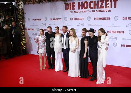 21.01.2020, Berlin, Deutschland, (links) Katharina Schuettler, Samuel Finzi, Luna Schweiger, Til Schweiger, Stefanie Stappenbeck, Brigitte Zeh, Milan Peschel und Jeanette Hain nehmen am 21. Januar 2020 in Berlin an der Weltpremiere "IE HOCHZEIT" im Zoo Palast teilzunehmen. Ein Til Schweiger Film 'DIE HOCHZEIT' ist eine romantische Komödie. Stockfoto