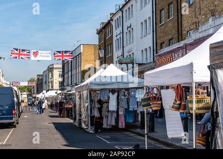 London, Großbritannien - 15. Mai 2019: Blick auf den Portobello-Markt in Notting Hill. Marktstände aus zweiter Hand auf der Straße Stockfoto