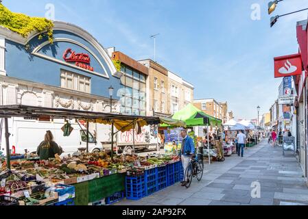 London, Großbritannien - 15. Mai 2019: Blick auf den Portobello-Markt in Notting Hill. Grüner Marktstand auf der Straße Stockfoto