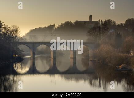 Alte Steinbrücke über den Fluss bei Sonnenuntergang im Herbst in bayern Stockfoto