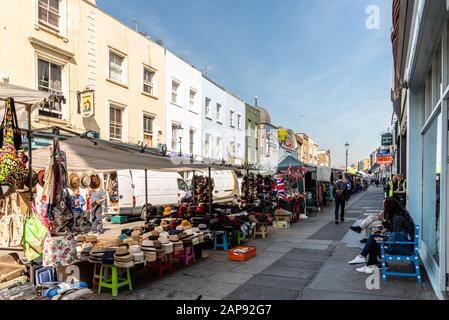 London, Großbritannien - 15. Mai 2019: Blick auf den Portobello-Markt in Notting Hill. Marktstände aus zweiter Hand auf der Straße Stockfoto
