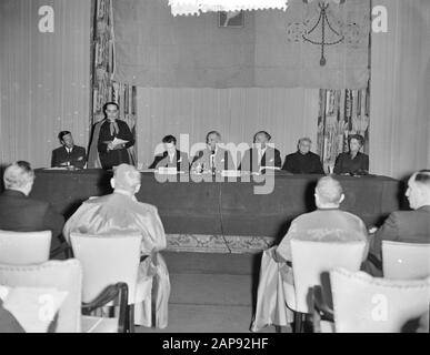 Kongress International Union of Catholic Workers a.o. Miss Dr. M. A. Klompe und Monseigneur Alfrink Datum: 18. März 1955 Standort: Scheveningen, Zuid-Holland Schlüsselwörter: Kongresse Institutionenname: Kurhaus Stockfoto