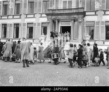 Koninginnedag 1956 Beschreibung: Defilé langs paleis Soestdijk anlässlich des Geburtstags von Königin Juliana Datum: 30. april 1956 Ort: Soestdijk, Utrechter Schlüsselwörter: Defilés, Königin, Geburtstage Stockfoto