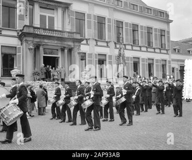 Koninginnedag 1956 Beschreibung: Defilé langs paleis Soestdijk anlässlich des Geburtstags von Königin Juliana Datum: 30. april 1956 Ort: Soestdijk, Utrechter Schlüsselwörter: Defilés, Königin, Musikleichen, Geburtstage Stockfoto