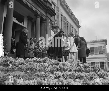 Koninginnedag 1956 Beschreibung: Defilé langs paleis Soestdijk anlässlich des Geburtstags von Königin Juliana Datum: 30. april 1956 Ort: Soestdijk, Utrechter Schlüsselwörter: Defilés, Königin, Musikleichen, Geburtstage Stockfoto