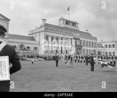 Koninginnedag 1956 Beschreibung: Defilé langs paleis Soestdijk anlässlich des Geburtstags von Königin Juliana Datum: 30. april 1956 Ort: Soestdijk, Utrechter Schlüsselwörter: Defilés, Königin, Geburtstage Stockfoto