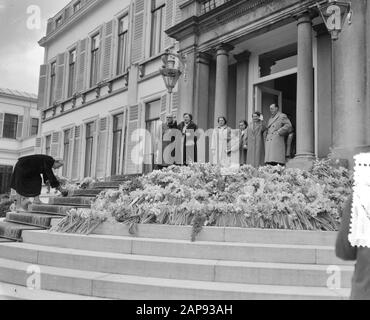 Koninginnedag 1956 Beschreibung: Defilé langs paleis Soestdijk anlässlich des Geburtstags von Königin Juliana Datum: 30. april 1956 Ort: Soestdijk, Utrechter Schlüsselwörter: Defile, Königin, Geburtstage Stockfoto