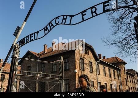 16.03.2015, Auschwitz, Polen, Europa - Eingangstor zum ehemaligen Konzentrationslager Auschwitz I (Hauptlager) mit dem Slogan Arbeit macht frei. Stockfoto