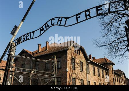 16.03.2015, Auschwitz, Polen, Europa - Eingangstor zum ehemaligen Konzentrationslager Auschwitz I (Hauptlager) mit dem Slogan Arbeit macht frei. Stockfoto