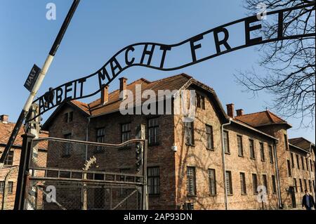 16.03.2015, Auschwitz, Polen, Europa - Eingangstor zum ehemaligen Konzentrationslager Auschwitz I (Hauptlager) mit dem Slogan Arbeit macht frei. Stockfoto