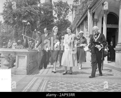 Besuchen Sie Prinzessin Beatrix nach Amsterdam. Besuch des Internationalen Kulturzentrums (ICC) im Vondelpark. Tour mit neben ihr mej. Datum: 30.Juni 1956 Ort: Amsterdam, Noord-Holland, Vondelpark Schlüsselwörter: Besuche persönlicher Name: Ailly, A.J.d', Beatrix (Prinzessin Niederlande) Institutionenname: ICC Stockfoto