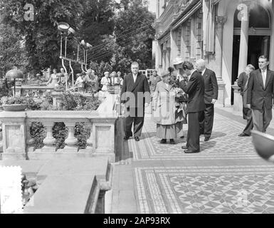 Besuchen Sie Prinzessin Beatrix nach Amsterdam. Besuch des ICC im Vondelpark, Roundgang. Prinzessin Wilhelmina Datum: 30. Juni 1956 Ort: Amsterdam, Noord-Holland, Vondelpark Schlüsselwörter: Besuche persönlicher Name: Wilhelmina (Prinzessin Niederlande) Name Der Einrichtung: ICC Stockfoto