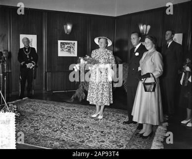 Besuchen Sie Prinzessin Beatrix nach Amsterdam. Besuch des Internationalen Kulturzentrums (ICC) im Vondelpark Datum: 30. Juni 1956 Ort: Amsterdam, Noord-Holland, Vondelpark Schlüsselwörter: Besuche persönlicher Name: Ailly, A.J. d', Beatrix (Prinzessin Niederlande), Beatrix, Prinzessin, Bernhard (Prinz Niederlande), Juliana (Königin Niederlande) Name Der Einrichtung: ICC Stockfoto