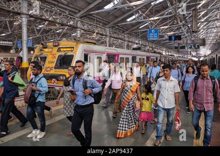 Pendler in Chhatrapati Shivaji Maharaj Terminus in Mumbai, Indien, aus einem Vorortzug aussteigen Stockfoto