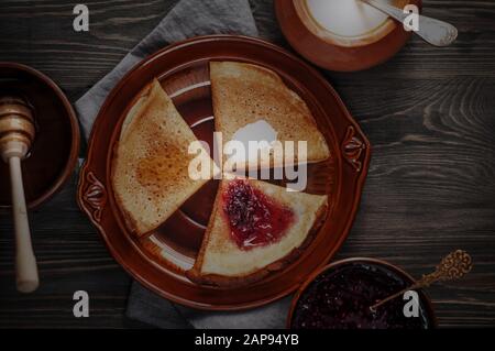 Leckere Pfannkuchen mit süßen Füllungen. Maslenitsa. Stockfoto