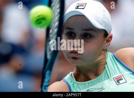 Melbourne Park, Melbourne, Victoria, Australien. Januar 2020. Australian Open Tennis, Tag 3; Ashleigh Barty of Australia in Aktion während ihres Spiels gegen Polona Hercog von Slowenien Credit: Action Plus Sports/Alamy Live News Stockfoto