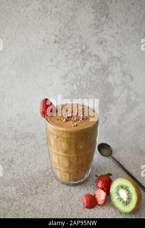 Erdbeer-Kiwi-Schokoladen-Smoothie in einem Maurer-Glas, gesunde organische Ernährung Essen und trinken, Gewichtsverlust Ernährung veganer vegetarischer Lebensstil heilen Stockfoto