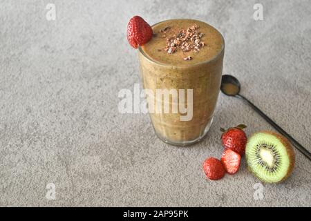 Erdbeer-Kiwi-Schokoladen-Smoothie in einem Maurer-Glas, gesunde organische Ernährung Essen und trinken, Gewichtsverlust Ernährung veganer vegetarischer Lebensstil heilen Stockfoto