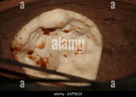 Indische Küche, Ostindische Küche, Butterhuhn, Naan, Naanenbrot, Brot, frisch gebacken, frischer Ofen gebacken Naan, Knoblauch naan, Knoblauchbutter naan, indisches Restaurant, I. Stockfoto