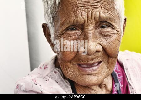 Antipolo City, Philippinen - 18. Januar 2020: Nahaufnahme des Porträts einer alten philippinischen Frau mit verknitterter Haut. Stockfoto