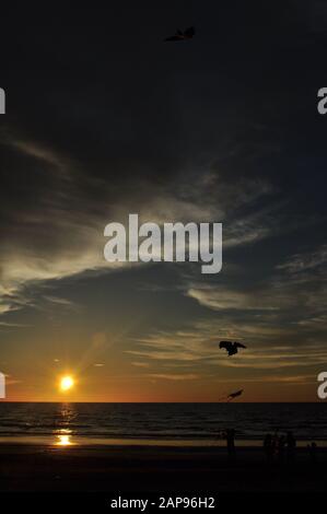 Miri, Sarawak/Malaysia - April 2011: Die schönen Strände der Luak Bay und Tanjung Lubang bei Sonnenuntergang in Miri, Sarawak Stockfoto