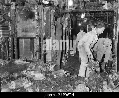 Feuer an Bord der Frau Prinzessin Irene in Hardinxveld Giessendam Datum: 9. Dezember 1958 Ort: Giessendam, Hardinxveld Schlagwörter: Brand Personname: Irene, Prinzessin Stockfoto