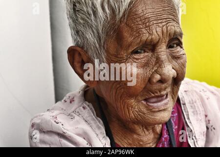 Antipolo City, Philippinen - 18. Januar 2020: Nahaufnahme des Porträts einer alten philippinischen Frau mit verknitterter Haut. Stockfoto